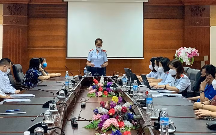 Đoàn thanh tra chuyên ngành bảo hiểm xã hội Quảng Ninh công bố quyết định thanh tra các doanh nghiệp tại tỉnh. (Ảnh: Đơn vị cung cấp).