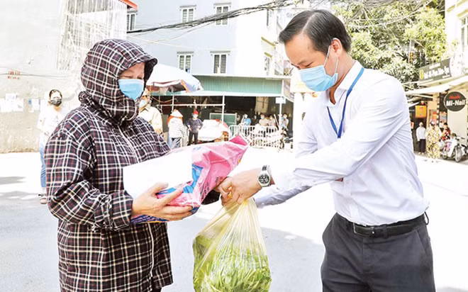 Hỗ trợ lao động tự do bị ảnh hưởng do dịch Covid-19 ở Hà Nội (Ảnh minh họa: MINH HÀ).
