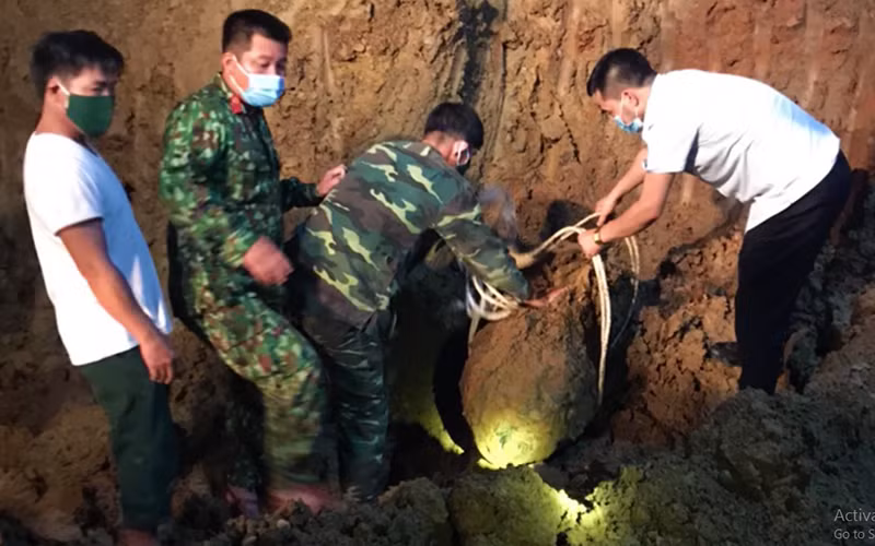 Lực lượng công binh Quảng Bình di dời an toàn quả bom ra khỏi khu vực thi công đường sắt tại huyện Tuyên Hóa.