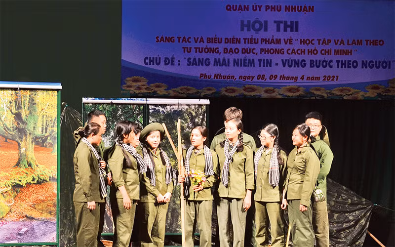 Tiểu phẩm "Mãi một niềm tin son sắt" của Ðảng bộ phường 9, Quận ủy Phú Nhuận trong Hội thi sáng tác chủ đề "Sáng mãi niềm tin, vững bước theo Người" năm 2021.