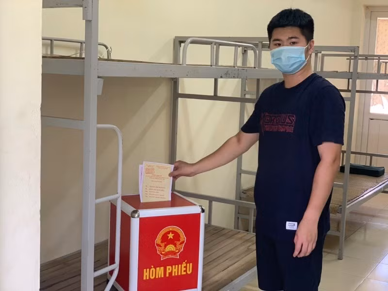 Cử tri bầu cử trong khu cách ly tại Trường đại học TDTT Từ Sơn.