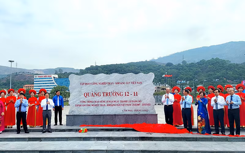 Lãnh đạo Tập đoàn Công nghiệp Than-Khoáng sản Việt Nam và thành phố Cẩm Phả cắt băng gắn biển công trình Quảng trường 12/11.