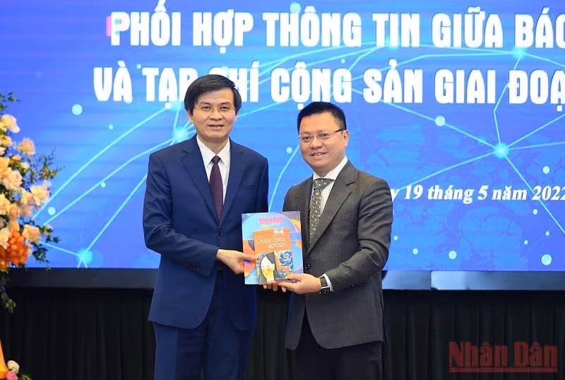 Ký kết thỏa thuận phối hợp thông tin giữa Báo Nhân Dân và Tạp chí Cộng sản -0