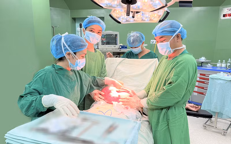Khối u nặng 4,5 kg được tách bóc thành công ra khỏi ổ bụng bệnh nhân.