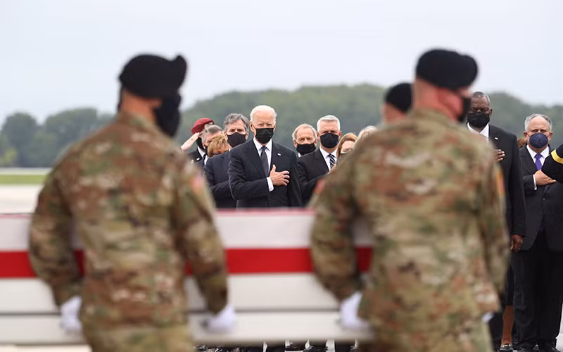 Tổng thống Joe Biden đón những người lĩnh Mỹ cuối cùng trở về từ Afghanistan.Ảnh REUTERS
