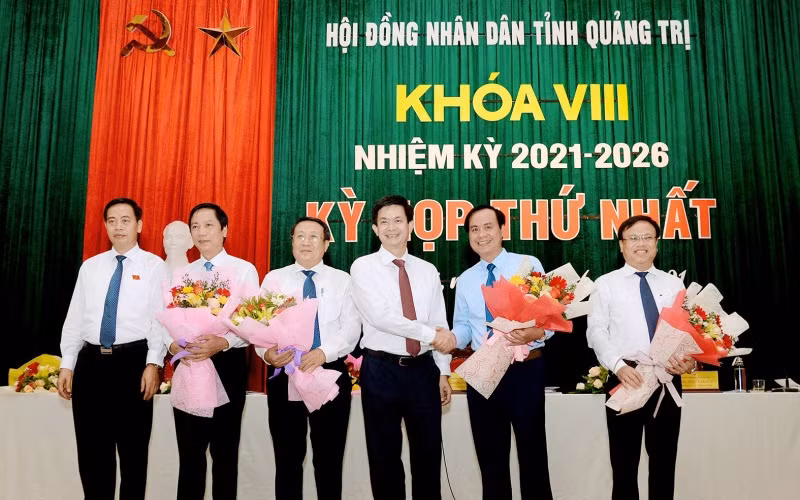 Ủy viên Tung ương Đảng, Bí thư Tỉnh ủy Quảng Trị Lê Quang Tùng và Phó Bí thư Thường trực Tỉnh ủy Nguyễn Đăng Quang tặng hoa chúc mừng Chủ tịch và các Phó Chủ tịch UBND tỉnh Quảng Trị vừa tái đắc cử.
