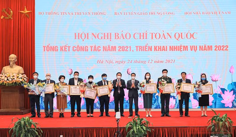Báo Nhân Dân điện tử cùng các đơn vị nhận bằng khen của ban Tuyên giáo Trung ương vì đã có thành tích xuất sắc trong thông tin, tuyên truyền thực hiện nhiệm vụ chính trị năm 2021. (Ảnh: Thành Đạt) 
