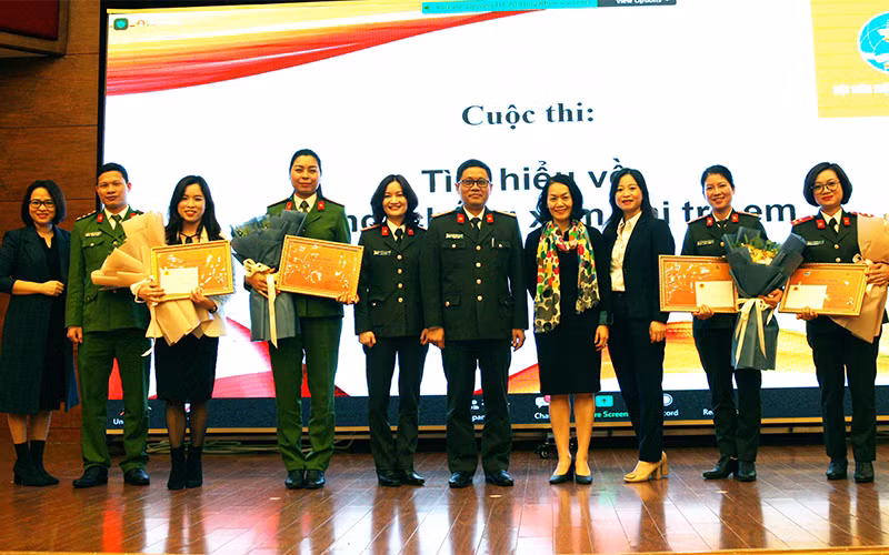 Trao giải cuộc thi trắc nghiệm trực tuyến "Tìm hiểu về phòng, chống xâm hại trẻ em".