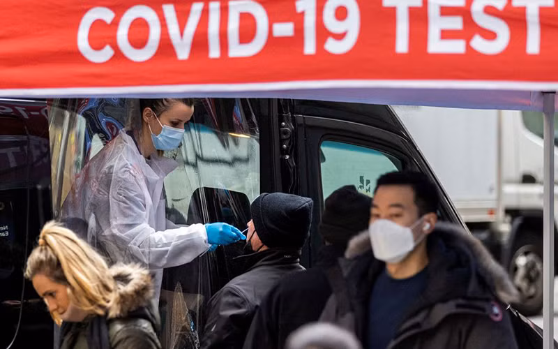 Xét nghiệm Covid-19 lưu động tại Manhattan, New York, Mỹ, tháng 12/2021. (Ảnh: Reuters)