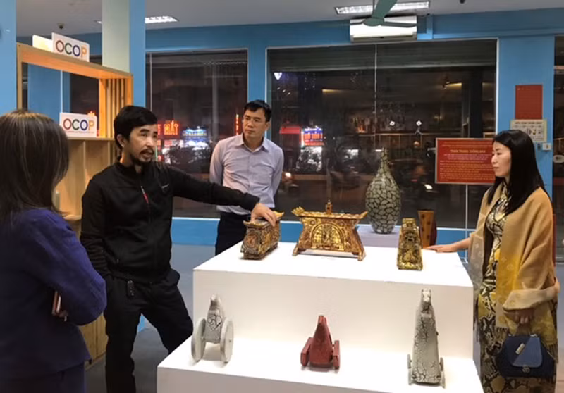 Triển lãm các sản phẩm thủ công mỹ nghệ tiêu biểu.