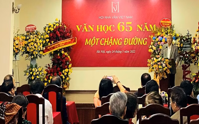 Nhà thơ Nguyễn Khoa Điềm phát biểu ý kiến.