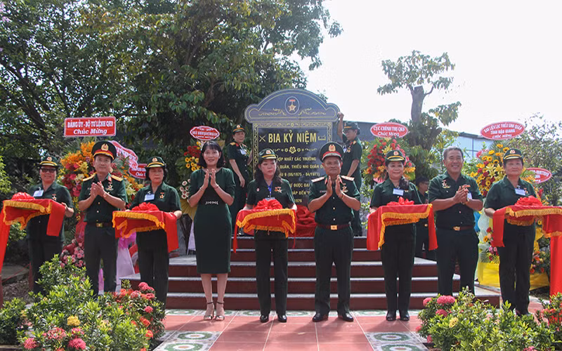 Cắt băng khánh thành Bia kỷ niệm nơi hợp nhất các trường thiếu sinh quân Quân khu 9.