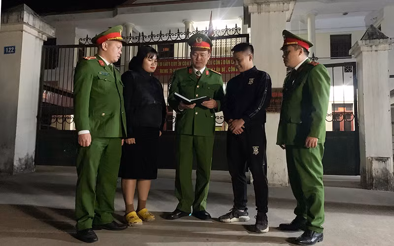 Cán bộ Cục Cảnh sát QLHC về TTXH (Bộ Công an) vận động, tuyên truyền người dân Thị trấn Thắng (Hiệp Hòa, Bắc Giang) không mua bán, vận chuyển và sử dụng pháo nổ trái phép.