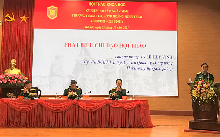 Thượng tướng Lê Huy Vịnh, Ủy viên Trung ương Đảng, Thứ trưởng Bộ Quốc phòng phát biểu tại hội thảo. 