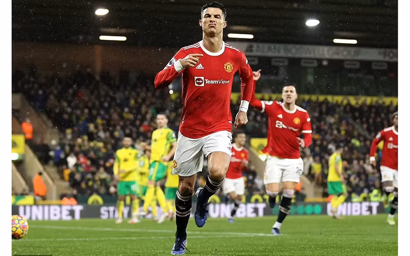Ronaldo ghi bàn giúp MU đánh bại Norwich với tỷ số 1-0. (Ảnh: Daily Mail)