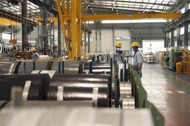 Sản xuất thép cuộn xuất khẩu tại Khu công nghiệp đô thị VSIP Hải Phòng. (Ảnh: Danh Lam/TTXVN)