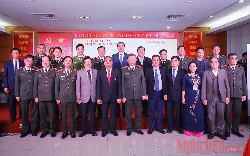 Các đại biểu dự buổi lễ chụp ảnh lưu niệm. Ảnh: Doãn Tấn