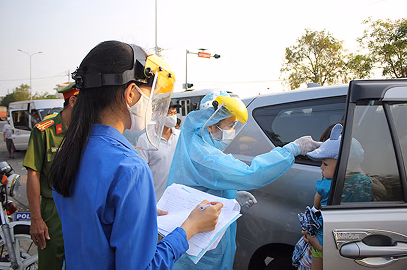 Đoàn viên, thanh niên tình nguyện hỗ trợ lực lượng tuyến đầu phòng, chống dịch Covid-19.