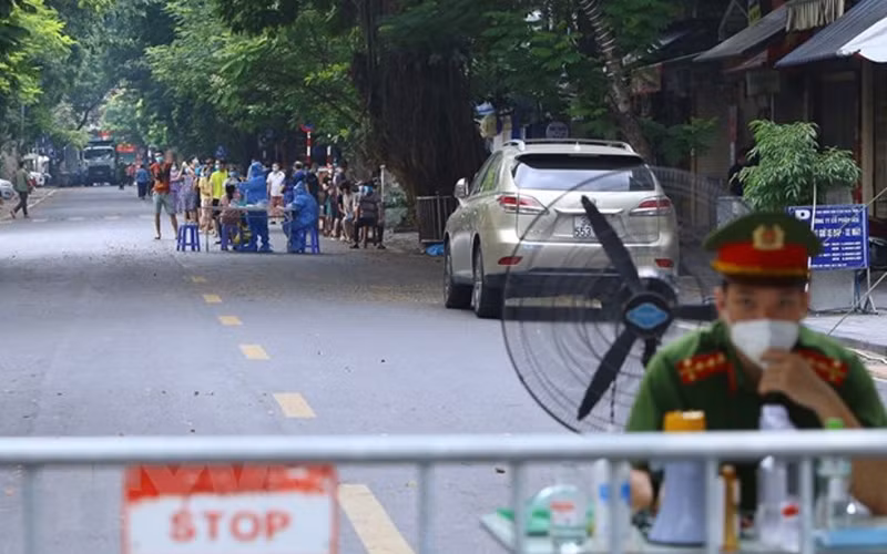 Xét nghiệm cho người dân khu vực quanh Bệnh viện Việt Đức. (Ảnh: TTXVN)