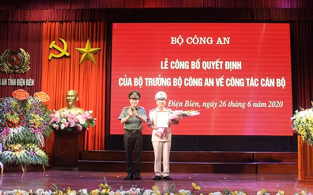 Lãnh đạo Bộ Công an trao quyết định bổ nhiệm Giám đốc Công an tỉnh Điện Biên cho Đại tá Tráng A Tủa.