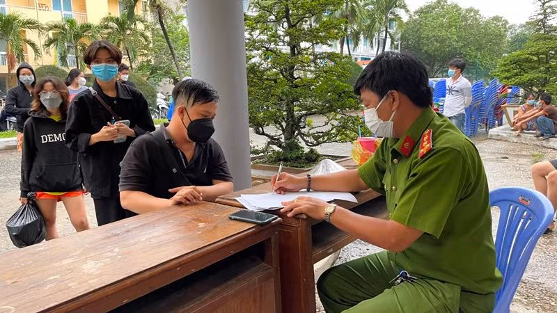 Cán bộ Công an làm thủ tục nhận phòng cho người dân tại Nhà nghỉ Công đoàn Thanh Đa (quận Bình Thạnh).