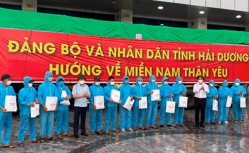 Lãnh đạo tỉnh Hải Dương động viên đoàn công tác vận chuyển lương thực vào miền nam.