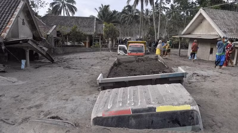 Núi lửa phun trào ở Indonesia, ít nhất 13 người thiệt mạng -0