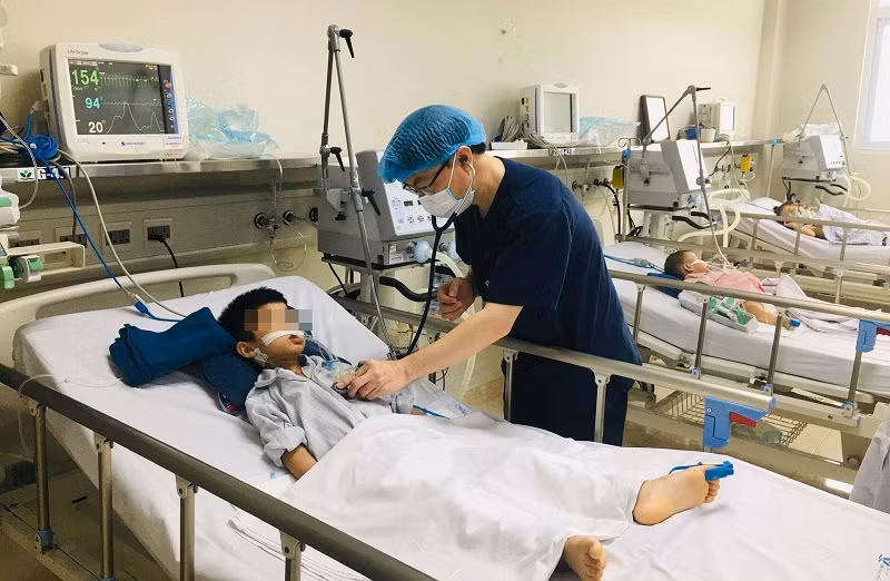 Bệnh nhi đang điều trị bệnh viêm não Nhật Bản. (Ảnh: BVCC)