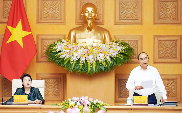 Thủ tướng Nguyễn Xuân Phúc, Bí thư Ban Cán sự đảng Chính phủ phát biểu ý kiến tại cuộc họp. Ảnh: QUANG KHÁNH