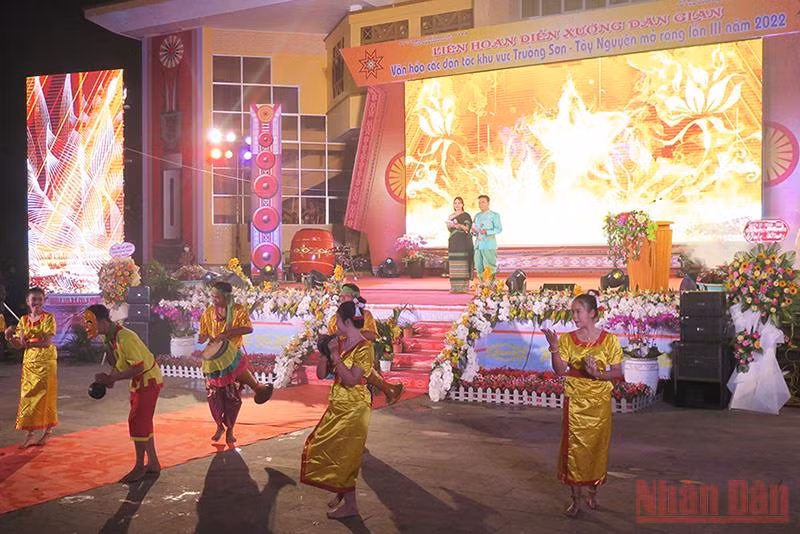 Các nghệ nhân, nghệ sĩ, diễn viên biểu diễn tại Lễ Khai mạc.