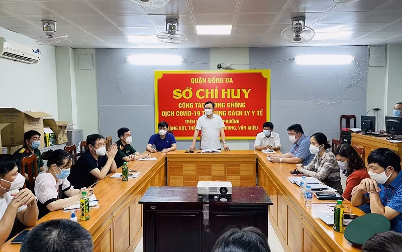 Thường trực Quận ủy Đống Đa làm việc với Sở Chỉ huy tiền phương.