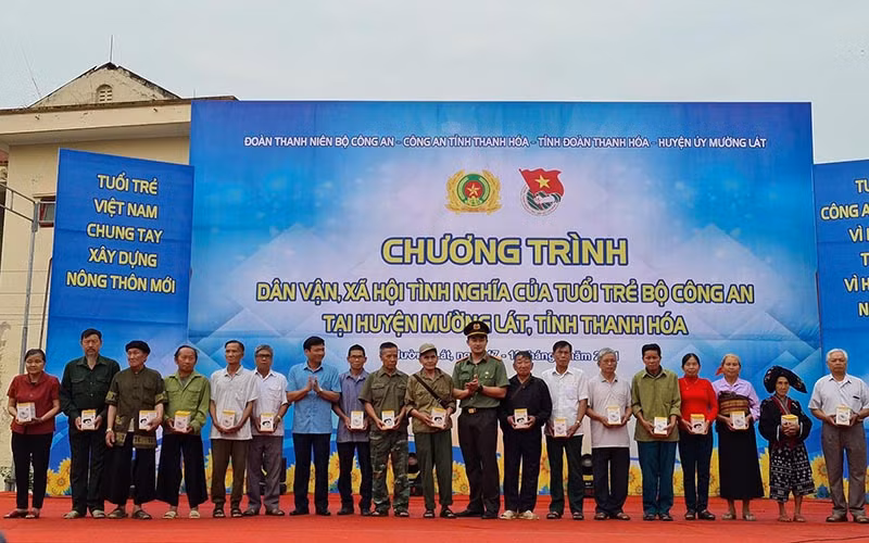 Đại diện Đoàn Thanh niên Bộ Công an trao quà tặng người dân tại huyện Mường Lát, tỉnh Thanh Hoá. 