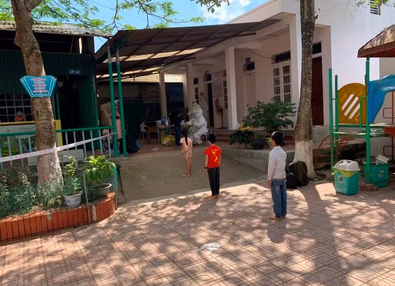 Học sinh trên địa bàn xã Si Pa Phìn chờ lấy mẫu xét nghiệm.