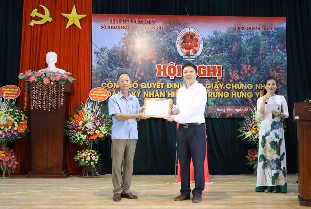 Sở KH-CN Hưng Yên trao chứng nhận nhãn hiệu “Vải trứng Hưng Yên” cho đại diện HTX Quyết Tiến, huyện Phù Cừ, tỉnh Hưng Yên.