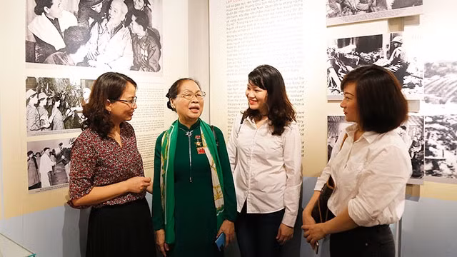 Anh hùng Lực lượng vũ trang nhân dân Trương Thị Khuê kể chuyện về Bác Hồ cho các bạn trẻ.