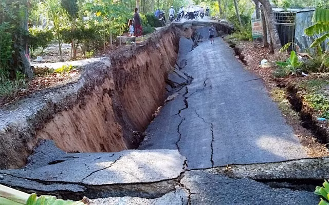 Một góc vụ sụt lún vào sáng 22-5 trên tuyến Co Xáng-Cơi Năm-Đá Bạc.