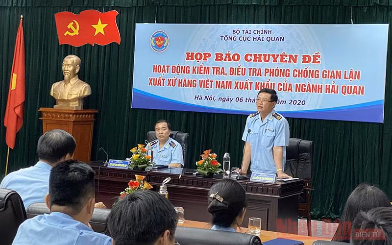 Ông Nguyễn Tiến Lộc, Cục trưởng Cục Kiểm tra sau thông quan (Tổng cục Hải quan) thông tin tại họp báo.