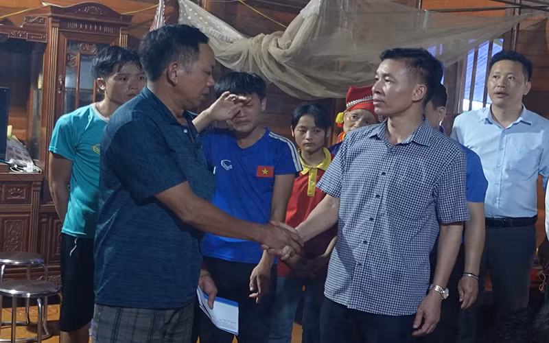 Lãnh đạo UBND huyện Nậm Pồ thăm hỏi, động viên người thân của 2 nạn nhân tử vong do sạt lở đất.