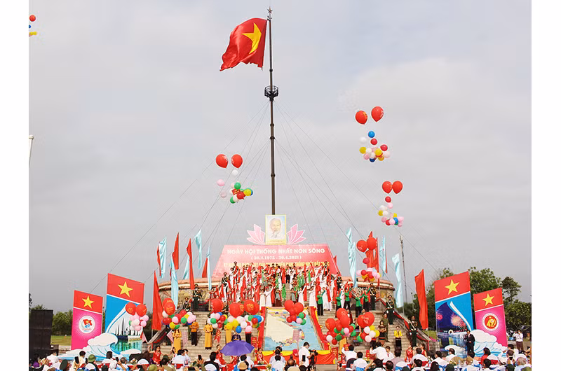 Nghi lễ Thượng cờ "Thống nhất non sông" tại Kỳ đài nằm bờ bắc của Khu di tích lịch sử quốc gia đặc biệt Đôi bờ Hiền Lương - Bến Hải.