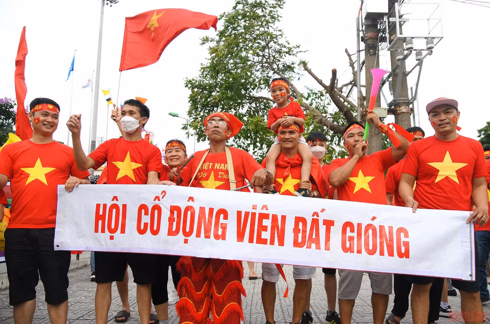 Hàng vạn cổ động viên 
