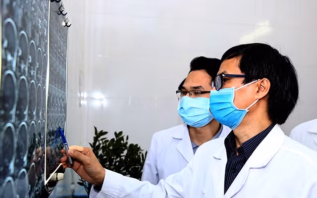 Các bác sĩ Trung tâm phẫu thuật thần kinh đánh giá tình trạng người bệnh bị u tuyến yên trên kết quả chẩn đoán hình ảnh. 