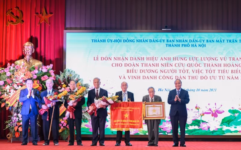 Chủ tịch nước Nguyễn Xuân Phúc trao danh hiệu Anh hùng Lực lượng vũ trang nhân dân cho Đoàn Thanh niên cứu quốc Thành Hoàng Diệu. (Ảnh: Duy Linh)