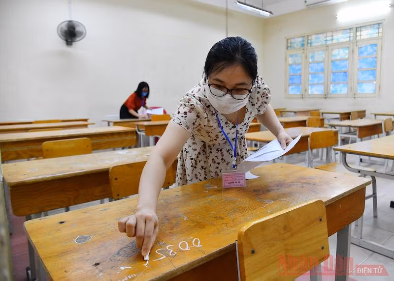 Cán bộ coi thi thực hiện nhiệm vụ tại Kỳ thi tốt nghiệp THPT 2020 (Ảnh: THUỶ NGUYÊN)