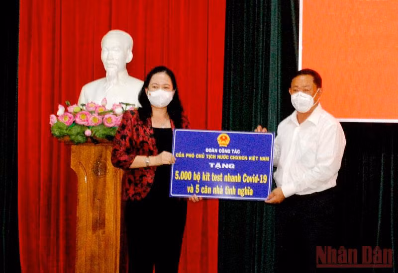 Phó Chủ tịch nước Võ Thị Ánh Xuân trao tặng thiết bị y tế cho tỉnh An Giang.