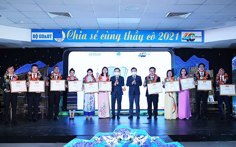 Các thầy, cô giáo tiêu biểu nhận kỷ niệm chương của chương trình và Bằng khen của Trung ương Hội Liên hiệp Thanh niên Việt Nam.