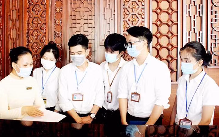 Sinh viên du lịch thực hành nghiệp vụ lễ tân khách sạn. (Ảnh: ĐỨC QUANG)