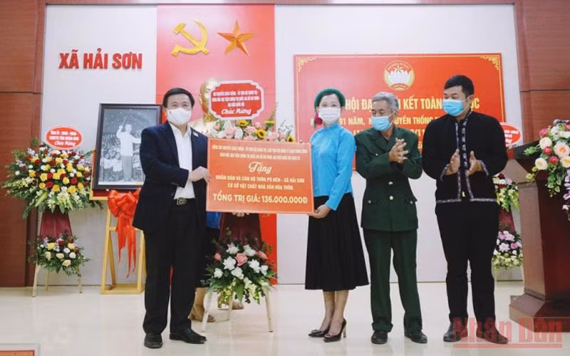 Đồng chí Nguyễn Xuân Thắng tặng quà cho nhân dân và cán bộ thôn Pò Hèn, xã Hải Sơn, thành phố Móng Cái .