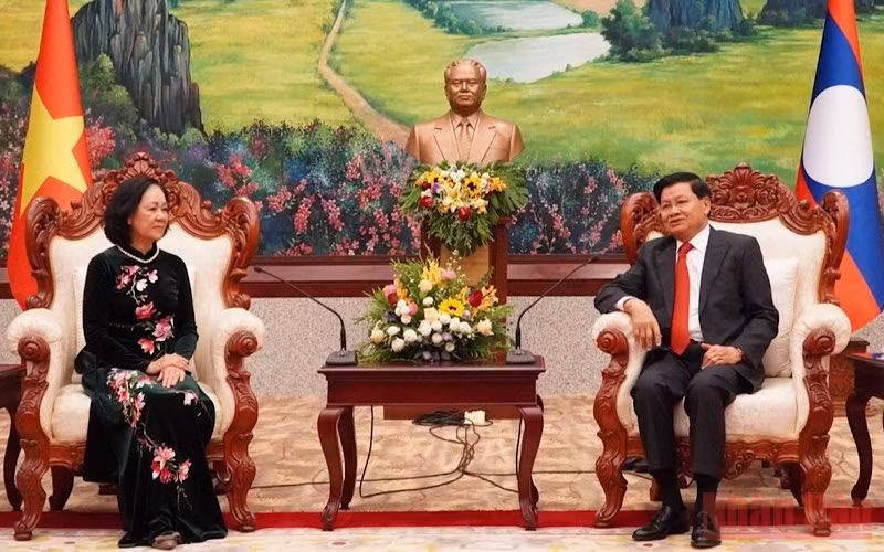 Tổng Bí thư, Chủ tịch nước Lào Thongloun Sisoulith (phải) tiếp đồng chí Trương Thị Mai tại trụ sở Trung ương Đảng Nhân dân Cách mạng Lào, chiều 31/5. (Ảnh: XUÂN SƠN)