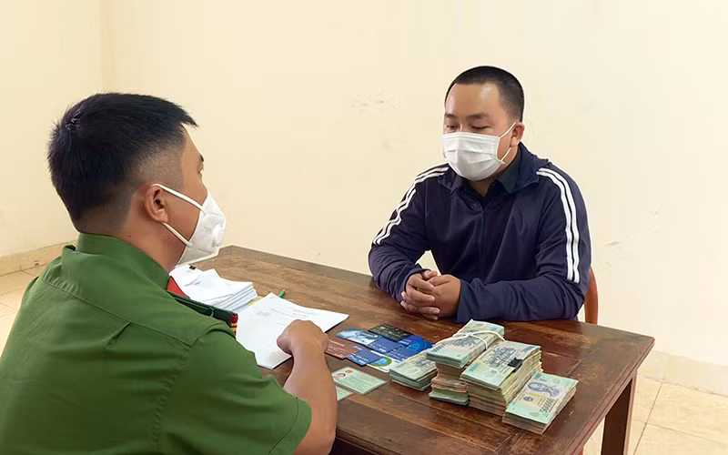 Công an tỉnh Đắk Lắk bắt giữ đối tượng Phạm Vũ Quang Trường (trú tại thị xã Gò Công, tỉnh Tiền Giang) về hành vi chiếm dụng tài khoản Facebook để lừa đảo hơn 10 tỷ đồng. (Ảnh LÊ THÀNH)