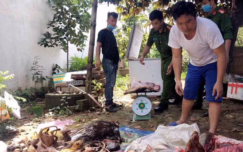 Ông Thành (áo trắng) cùng tang vật vụ việc tại thời điểm lực lượng chức năng kiểm tra phát hiện.